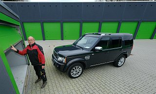 Hans Overbeck öffnet eine der Garagen, die bei Boxit in Senne ab 12 Quadratmetern anfangen. - Foto: Andreas Zobe/NW