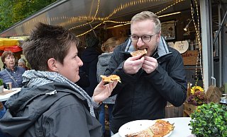 Schmeckt gut: Lena Höwelkröger und Stefan Lüke teilen sich "Uromas Schwenkwaffel", die nach alter Art über dem Feuer gebacken wurde. - Sibylle Kemna