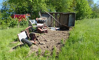 Das Treckergespann landete auf einer angrenzenden Wiese, der Fahrer wurde schwer verletzt. - Polizei Minden-Lübbecke