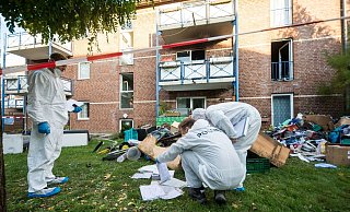 Die Mordkommission Moenkamp ermittelt vor dem Mehrfamilienhaus in Altenhagen, in dem ein Mieter mehrere Brände gelegt haben soll. - CHRISTIAN MATHIESEN