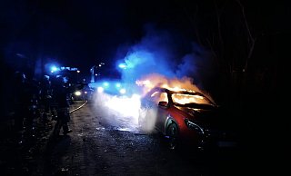 Das brennende Fahrzeug wurde durch die Einsatzkräfte abgelöscht. - Feuerwehr Altenbeken