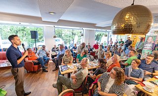 Tim Achtermeyer (l.), Vorsitzender der NRW-Grünen, unterstützt den Wahlkampf des grünen Landratskandidaten Carsten Birkelbach (2.v.l.) und des Paderborner Bürgermeisterkandidaten Frank Wolters (5.v.l.). - Niklas Tüns
