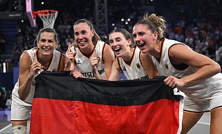 In Paris siegten sie knapp, in Baden-Baden mit großem Vorsprung: Die 3x3-Basketballerinnen Sonja Greinacher, Svenja Brunckhorst, Elisa Mevius und Marie Reichert (von links). - Sina Schuldt/dpa