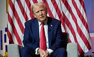 Der republikanische US-Präsidentschaftskandidat Donald Trump hat seinen Vize J.D. Vance halbherzig gegen Kritik verteidigt und dessen Bedeutung im Wahlkampf heruntergespielt. - Charles Rex Arbogast/AP/dpa