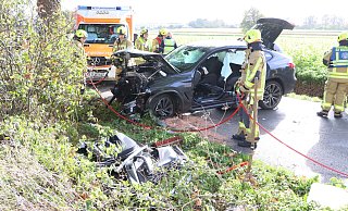 Ein 19-jähriger Autofahrer verunglückt auf der Knäppenstraße im Delbrücker Ortsteil Westenholz schwer. - Feuerwehr Delbrück