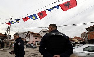 Polizisten in der ethnisch geteilten Stadt Mitrovica im Norden des Kosovo. - Bojan Slavkovic/AP/dpa