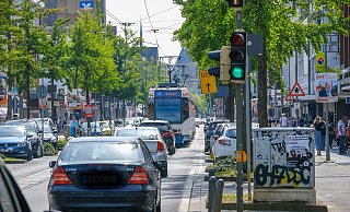 An der Hauptstraße gilt ebenfalls Maskenpflicht. Ein Passant kam dem nur halbherzig nach, er ließ seine Nase frei. Kritik des Ordnungsamtes beantwortete er mit Schlägen und Tritten. - Foto: Andreas Zobe/NW