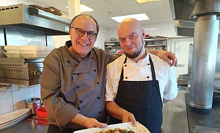 Fabrizio Corigliano (l.) und Felix Hölscher präsentieren das Gericht, das sie für Muttertag zum Nachkochen ausgesucht haben. - Sven Hauhart