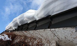 Auf vielen Dächern ruht seit dem Wochenende eine mehrere Zentimeter dicke Schneeschicht. - Marc Uthmann