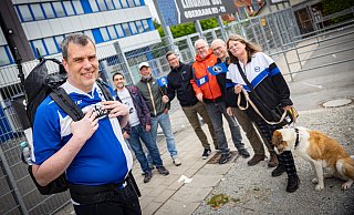 Da lagen noch über 460 Kilometer vor ihm: Jens Stöcker Anfang Mai beim Abschied von seinen Freunden von "Stopper Schulz" an der Schüco-Arena. - M. Müller
