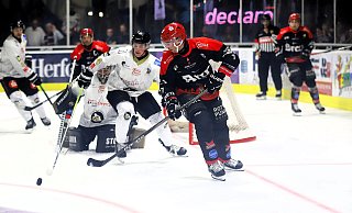 Aussetzer: Im Heimspiel gegen die Black Dragons Erfurt verspielten die Herforder um Dennis Sticha eine 3:0-Führung und gingen beim 3:6 als Verlierer vom Eis. Sonst würde die Bilanz der Ice Dragons noch besser aussehen. - Jürgen Feyerabend