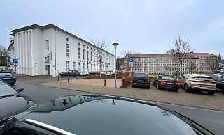 Blick auf das Haus des Handwerks (links) und das Gymnasium am Waldhof: Auch nach der Denkmalentscheidung für das HdH will die Rathauskolaition an den Erweiterungsplänen für die Schule festhalten. - Andreas Zobe Blick auf das Haus des Handwerks (links) und das Gymnasium am Waldhof: Auch nach der Denkmalentscheidung für das HdH will die Rathauskolaition an den Erweiterungsplänen für die Schule festhalten. - Andreas Zobe
