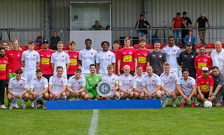 Meisterlicher VfL Theesen mit Trainer Engin Acar (h.v.l.), Torwarttrainer Johannes Ludwig, Maik Rubzov, Gabriel Jazdzewski, Jean Assi, Julian Strathoff, Lukas Hackbart, Ibrahim Sori Kaba, Serge Bakinde, Dennis Meier, Henrik Lüdke, Fynn Laarmann, Timo Niermann, Soufian Kaba, Physio Niklas Pieknik, Betreuer Selim Koyun, Abteilungsleiter Heinz-Werner Stork und Tino Aleksic (v.v.l.), Iven Sielemann, Kai-Niklas Janz, Mattis Beckmann, Dominic Breese, Laurens Flocke, Dominik Sander, Timon Siebert, Tim Fuhrmann, Benedikt Genz, Berkay Güner, Betreuer Harry Yildiz und Marketingvorstand Aydin Özcan. - Andreas Zobe