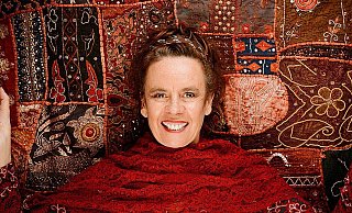 Nessi Tausendschön hat als Kabarettistin eine Zunge wie eine Reitpeitsche. - PR