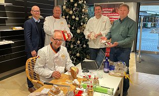 Bei der Stollenprüfung mit dabei: (v.l.) Lothar Ebbers (Innungsgeschäftsführer) und Christof Nolte (Deutsches Brotinstitut) werden von lokalen Bäckermeistern unterstützt. - Jule Prietzel