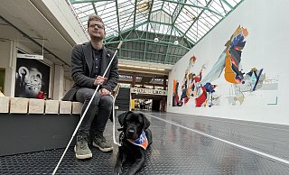 Jonas Schlingmann und sein Blindenführhund Milo sind in der Universität Bielefeld immer gemeinsam unterwegs. In der großen Halle allerdings nicht so gerne, weil der Boden dem 19-Jährigen die Orientierung erschwert, - Carolin Nieder-Entgelmeier