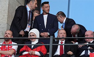 Mesut Özil (M) mit dem türkischen Präsidenten Recep Tayyip Erdogan (vorne 2.v.r) beim EM-Spiel Niederlande-Türkei 2024. - Marcus Brandt/dpa