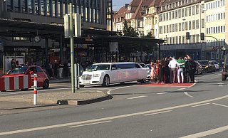 Die Hochzeitsgesellschaft blockierte den Bielefelder Jahnplatz. Der Verkehr staute sich bis zum Willy-Brandt-Platz. - NW