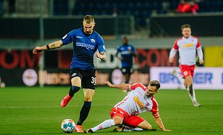SCP-Angreifer Felix Platte (l.), hier im Heimspiel gegen Regensburg, plagt sich derzeit mit einer leichten Kniereizung herum. - Besim Mazhiqi