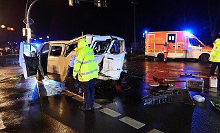 Sechs Menschen sind bei einem schweren Unfall im Kreis Gütersloh in Herzebrock-Clarholz verletzt worden. - Guitano Darhoven