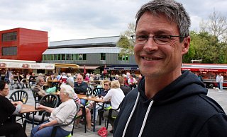 Das Bünder Stadtmarketing um Ralf Grund organisiert den beliebten Abendmarkt. - Meiko Haselhorst