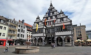 Auch zu Libori 2020 ist das Rathaus in Paderborn mit Fahnen geschmückt. - Hans-Hermann Igges