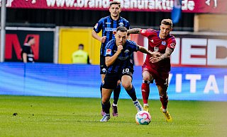SCP-Akteur Julian Justvan (l.) und Hamburgs Sonny Kittel im Laufduell. - Besim Mazhiqi