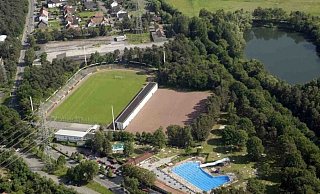 Auch in der Luftaufnahme des Hermann-Löns-Stadions sind die vier Betonpfeiler der ehemaligen Flutlichtanlage gut zu erkennen. - (Archivbild) Gerd Vieler