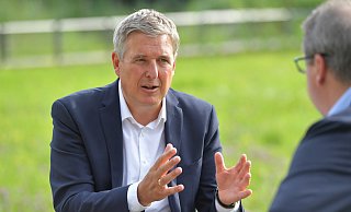 Im Stadtpark stand Bürgermeister Henning Schulz Rede und Antwort beim NW-Sommerinterview. - Jens Dünhölter