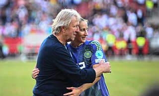 Horst Hrubesch könnte in Paris auf Torhüterin Ann-Katrin Berger setzen. - Sebastian Christoph Gollnow/dpa