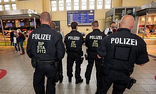 Am Bielefelder Hauptbahnhof kann es in der Weihnachtszeit vermehrt zu Personenkontrollen kommen. Es gilt ein Waffenverbot. - Symbolfoto: Wolfgang Rudolf