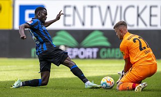Sirlord Conteh, hier gegen Kiels Torhüter Thomas Dähne, ist einer von drei SCP-Neuzugängen, die in der vergangenen Saison noch für Magdeburg spielten. - picture alliance/dpa