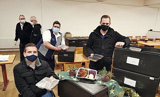(v.l.) Daniel Windmann und Jens Jöricke von Edeka Windmann mit Daniel Brauner ("Unser Hochstift rückt zusammen") sowie (im Hintergrund) einige freiwillige Helfer. - Lohren