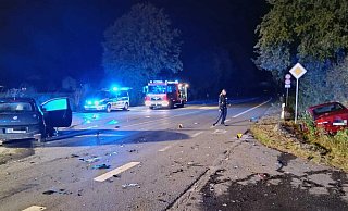 Beide Fahrzeuge kollidierten frontal auf der Kreuzung der Bundesstraße und wurden dabei schwer beschädigt. - Claus Frickemeier