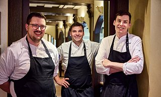 Louis Vartmann (v.l.), Küchenchef Lukas Hoffmann und Jens Plötner sind Teil des Bellini-Teams im Parkhotel Gütersloh. - Viveno Group GmbH