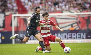 Beim 2:1-Sieg in Düsseldorf verbuchte Adriano Grimaldi (l.), hier im Duell gegen Ao Tanaka, seinen ersten Zweitliga-Einsatz für den SCP. Dort waren vor allem seine Zweikampf-Qualitäten gefragt. - Imago Images