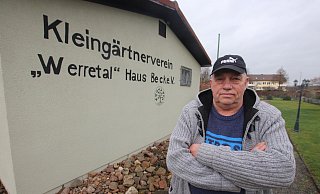 Rainer Scholt (65), Vorsitzender des Kleingartenvereins "Werretal" vor dem Vereinsheim. Der Einbrecher scheiterte an der Tür zum Vereinshaus, richtete aber erhebliche Schäden an. - Ulf Hanke
