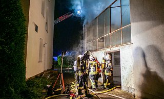 Über einen Durchgang neben der Sparkasse (l.) verschafften sich die Einsatzkräfte Zugang in das Brandgebäude. - Ralph Meyer