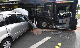 Bus gegen Auto: Die Unfallstelle am Heinz-Nixdorf-Ring muste für über eine Stunde gesperrt werden. - Marc Köppelmann