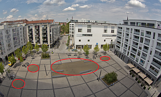 Anwohner wundern sich über bräunliche Flächen mit komischer Konsistenz auf dem Neumarkt. - Oliver Krato