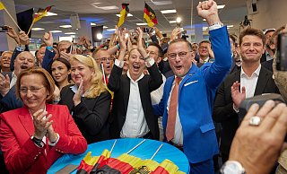 Die AfD-Chefs Alice Weidel und Tino Chrupalla jubeln in der AfD-Parteizentrale. - Joerg Carstensen/dpa
