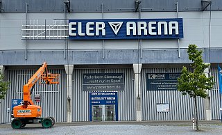 Per Hubwagen werden derzeit die "Benteler-Arena"-Schilder am Paderborner Stadion abmontiert. In rund vier Wochen werden dann die "Home Deluxe-Arena"-Schilder installiert. - Ralph Meyer