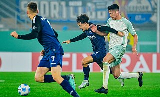 Mika Baur (M.), hier im Duell gegen Werder-Spieler Julián Malatini, feierte sein Startelfdebüt für den SC Paderborn. - Besim Mazhiqi