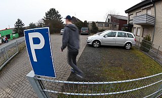 Auf diesem Parkplatz amSchelpmilserWeg soll der tödliche Schuss abgegeben worden sein. Rechts befindet sich die Niederlassung desEntsorgungsunternehmensLobbe(Edelhoff),früherSpilker,imHintergrunddieFußballhalle "Soccer1" - FOTO: ANDREAS ZOBE