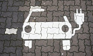 Mit dem Ziel der Ampel-Koalition von 15 Millionen Elektroautos bis 2030 wird das Klimaziel im Verkehr nach einer Studie verpasst. - Foto: Julian Stratenschulte/dpa