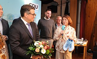 Oliver Vogt aus Espelkamp ist Kandidat der CDU Minden-Lübbecke für die Bundestagswahl. Nach der Wahl gratulierte ihm auch die CDU-Landtagsabgeordnete Bianca Winkelmann und überreichte ihm Laufschuhe für den Wahlkampf. - Joern Spreen-Ledebur