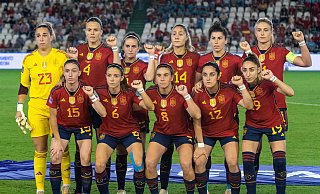 Nach dem Kuss-Skandal sendet das spanische Team mit ihren Armbinden eine starke Botschaft. - Juan Jose Ubeda/LaPresse via ZUMA Press/dpa