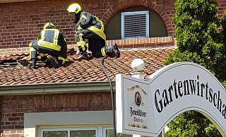 Auf dem Dach: Die Feuerwehrleute mussten den Flammen von oben zu Leibe rücken. - Andreas Eickhoff