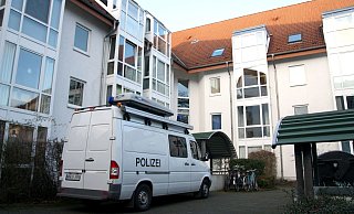 Die Bielefelder "Mordkommission Bremer" ermittelt auch vier Tage nach Auffinden der Toten noch am Tatort. - Jens Reichenbach