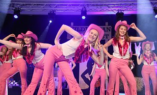 Barbies - oder doch nicht? Steinheims Tanzformation "Take Drive" wirbt für Frauenpower. - Madita Schellenberg